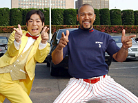 本家のお笑い芸人・ダンディ坂野と一緒に“ゲッツ!”をするラミレス外野手